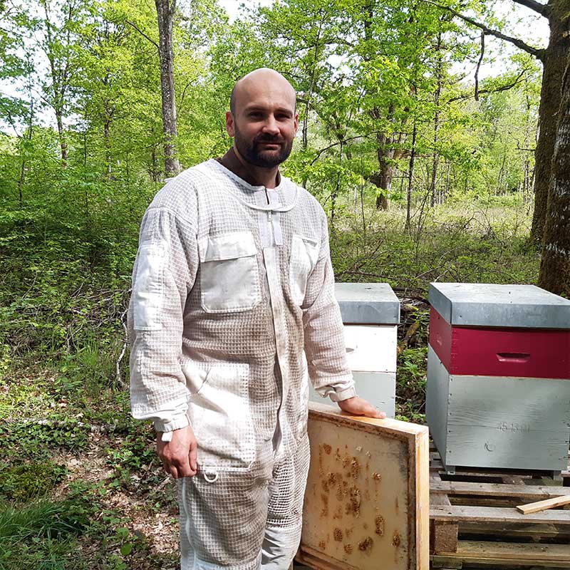 apiculteur devant une ruche